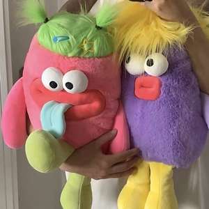 Peluche Personalizado de Monstruo con Cabello Desenfocado y Expresión Divertida <span class=keywords><strong>para</strong></span> Decoración del Hogar y Compañero de Sueño - Product Image 4