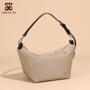 25 nouveaux sacs à main en nylon légers et polyvalents pour femmes, sacs en croissant décontractés, sacs bandoulière faits à la main, sacs de voyage, sacs bandoulière en corne de taureau - Product Image 2