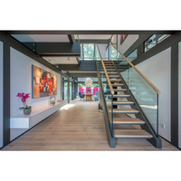 Escalier moderne à double poutre en acier avec balustrade en verre teinté