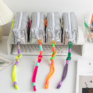Estuche <span class=keywords><strong>de</strong></span> Lápices Acolchado Plateado <span class=keywords><strong>de</strong></span> Gran Capacidad al por Mayor, Bolsa <span class=keywords><strong>de</strong></span> Almacenamiento <span class=keywords><strong>de</strong></span> Tela <span class=keywords><strong>para</strong></span> Estudiantes, <span class=keywords><strong>Adolescentes</strong></span>, Oficina, Aula, Bolsa <span class=keywords><strong>de</strong></span> <span class=keywords><strong>Maquillaje</strong></span> - Product Image 4