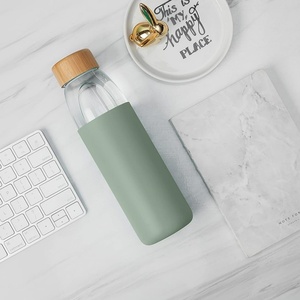 Bán buôn tùy chỉnh 18OZ cao Borosilicate Chai Nước Thủy Tinh BPA-FREE Non-Slip Silicone tay áo với nắp tre - Product Image 4
