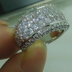Anello a fascia larga da uomo con intarsi scintillanti, gioiello alla moda per le dita - Product Image 2