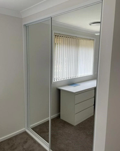 フラットパック式 モダンで安価なヒンジ付きミラー扉ワードローブ リビングルーム用自立型ワードローブ カスタムカラー エコフレンドリー - Product Image 3