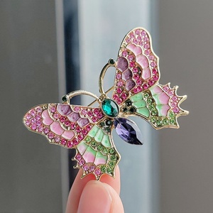 2024 nuevo esmalte barato colorido mariposa aleación broches Rosa Animal pines joyería mujer diamantes de imitación insecto vestido traje broche - Product Image 2