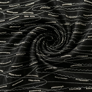 Tissu en <span class=keywords><strong>velours</strong></span> <span class=keywords><strong>noir</strong></span> de poids moyen, brodé de perles tubulaires, tissu texturé amincissant pour robe moulante à manches courtes pour femme - Product Image 4