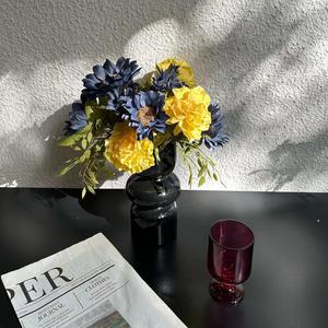 Arrangement de fleurs artificielles de tournesol et de pivoine, fleurs en soie mélangées dans un vase en verre noir pour la décoration de la maison - Product Image 3