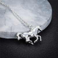 Colliers en métal avec pendentif cheval galopant pour femmes et hommes, style vintage, accessoires de bijoux d'anniversaire, vente en gros