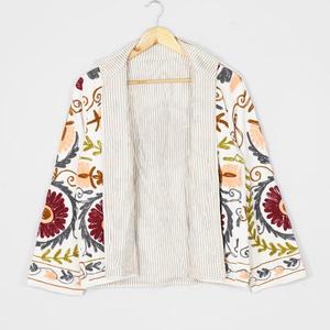 Chaqueta de Terciopelo Tradicional Bordada Suzani para Mujer, Estilo Bohemio Floral de Lujo, Ideal para Festivales, Venta al Por Mayor - Product Image 3