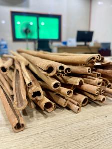 Palitos de canela de Vietnam cosechados naturalmente y secados cuidadosamente para aplicaciones globales de té de especias y panadería - Product Image 2