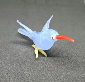 Figurine d'oiseau bleu en verre cristal fait main, bec rouge, décoration de bureau contemporaine, vase de table pour Diwali, mariage, pièce unique - Product Image 1