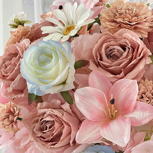 Centro de Mesa Romántico de Flores de Seda Mixtas, Rosas Rosadas y Azules, Lirios, Flores Artificiales Hechas a Mano para Decoración de Mesa de Boda - Product Image 3