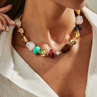 Collier en résine style Maillard vintage, avec grosses perles acryliques géométriques irrégulières et peintes, imitation pierres précieuses
