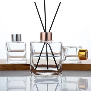 Bouteilles diffuseurs d'huiles essentielles en verre borosilicate mat de luxe, forme carrée, avec <span class=keywords><strong>bouchon</strong></span> à vis en liège, disponibles en tailles 50ml/100ml/150ml/200ml/300ml - Product Image 2