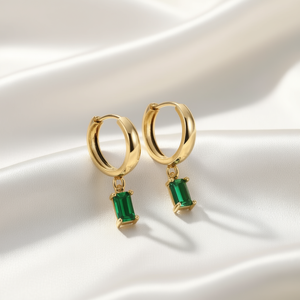 Boucles d'oreilles créoles plaquées or E2574 avec pierre précieuse verte taille émeraude sertie clos, style classique, boucles d'oreilles pendantes raffinées pour femme - Product Image 2
