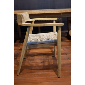 La silla apilable Aksa presenta madera de teca duradera y elegante ratán sintético, con medidas de 61x59x75 cm, cuidadosamente pulida. - Product Image 2