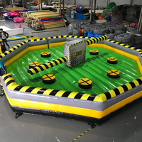 Grand cavalier interactif extérieur de 8*8m et obstacles rotatifs équipement de parcours gonflable pour 8 passagers enfants Meltdown Amusement