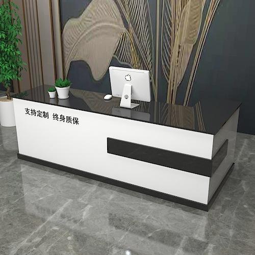 Peint en blanc avec virage à gauche noir (remarques de virage à droite)