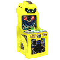 Les enfants à jetons du parc coloré ont frappé la machine de jeu de grenouille gopher