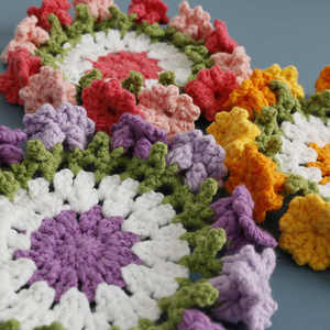 Posavasos de Ganchillo de Lana Hechos a Mano Luckykoo, Transformados en Creativos Regalos de Cumpleaños, Posavasos con Forma de Ramo de Rosas - Product Image 2
