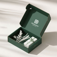 Boîte postale d'expédition brillante avec logo de marquage à chaud personnalisé carton postal rose ondulé de couleur emballage boîte à bijoux vêtement