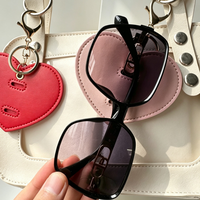 Porte-lunettes créatif en cuir PU en forme de cœur, clip portable, breloque de sac, porte-clés pour accessoire de sac à main