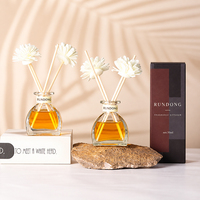 Fabricant chinois de diffuseurs à bâtonnets, diffuseur de parfum d'ambiance continu en verre carré de 50 ml avec motif floral sur le dessus