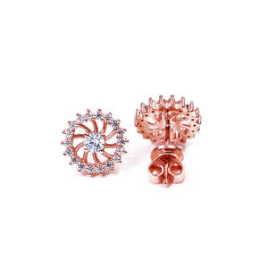 Pendientes de Botón de Moissanita con Diseño Floral Hueco, Clásicos, Elegantes y Lujosos, Chapados en Plata y Oro de Tianyu Gems. - Product Image 1