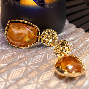 Sac haut de gamme 18 carats avec boucles d'oreilles en cristal coloré brossé à bordure dorée, boucles d'oreilles polyvalentes, accessoires de boucles d'oreilles - Product Image 2