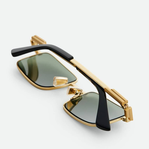 Lunettes de soleil carrées classiques Bottega en métal, protection UV400, design intemporel unisexe, ajustement confortable pour une utilisation quotidienne en extérieur VenetaBV - Product Image 3