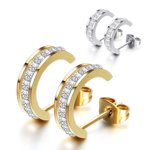 Boucles d'oreilles clous en acier plaqué or avec zircon incrusté en forme de C, sertissage canal, bijoux de mode pour soirée - Product Image 1
