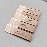 Badge nominatif professionnel en acier inoxydable gravé au laser sur mesure, avec option d'épinglette ou d'aimant, design moderne pour usage publicitaire