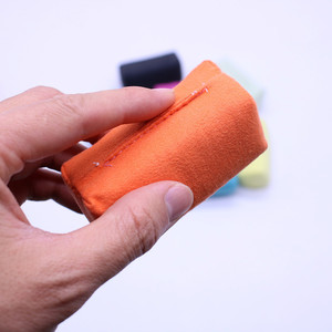 Éponge de cirage en suède rectangulaire orange-rouge pour le soin des surfaces et le décapage de peinture automobile - Product Image 1
