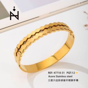 Bracciale in Acciaio Inossidabile a Tre Strati Esagonali Intrecciati Placcato Oro alla Moda - Product Image 3