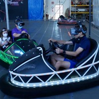 Simulateur de conduite de voiture tamponneuse de réalité virtuelle pour parc à thème VR, machine d'amusement pour équipement d'amusement intérieur