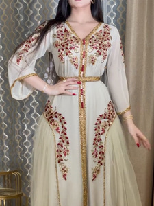 <span class=keywords><strong>Abito</strong></span> Musulmano alla Moda <span class=keywords><strong>in</strong></span> Chiffon Bianco <span class=keywords><strong>con</strong></span> Decorazioni <span class=keywords><strong>in</strong></span> Pizzo Dorato e <span class=keywords><strong>Cintura</strong></span>, Motivo Floreale Ricamato Rosso per l'Eid - Product Image 3