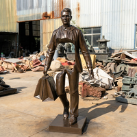 Grande statue contemporaine en bronze ajouré de voyageur, sculpture abstraite de magnats pour aéroport, terminal et centre commercial