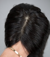 Fournisseur de premier plan : Perruque toupet européenne, design 1b noir avec mèches, cheveux vierges bruts tissés, base en soie, closure et toppers, ondulation naturelle, aspect cuir chevelu