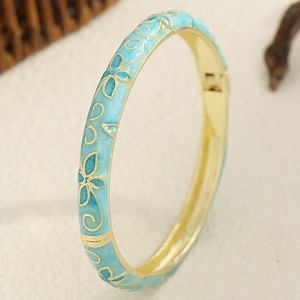 ขายส่งของที่ระลึกการเดินทาง กำไลข้อมือโลหะเคลือบสีสำหรับผู้หญิง รูปวงรีหลากสีสัน ลายใบโคลเวอร์สี่แฉก ของขวัญ - Product Image 6