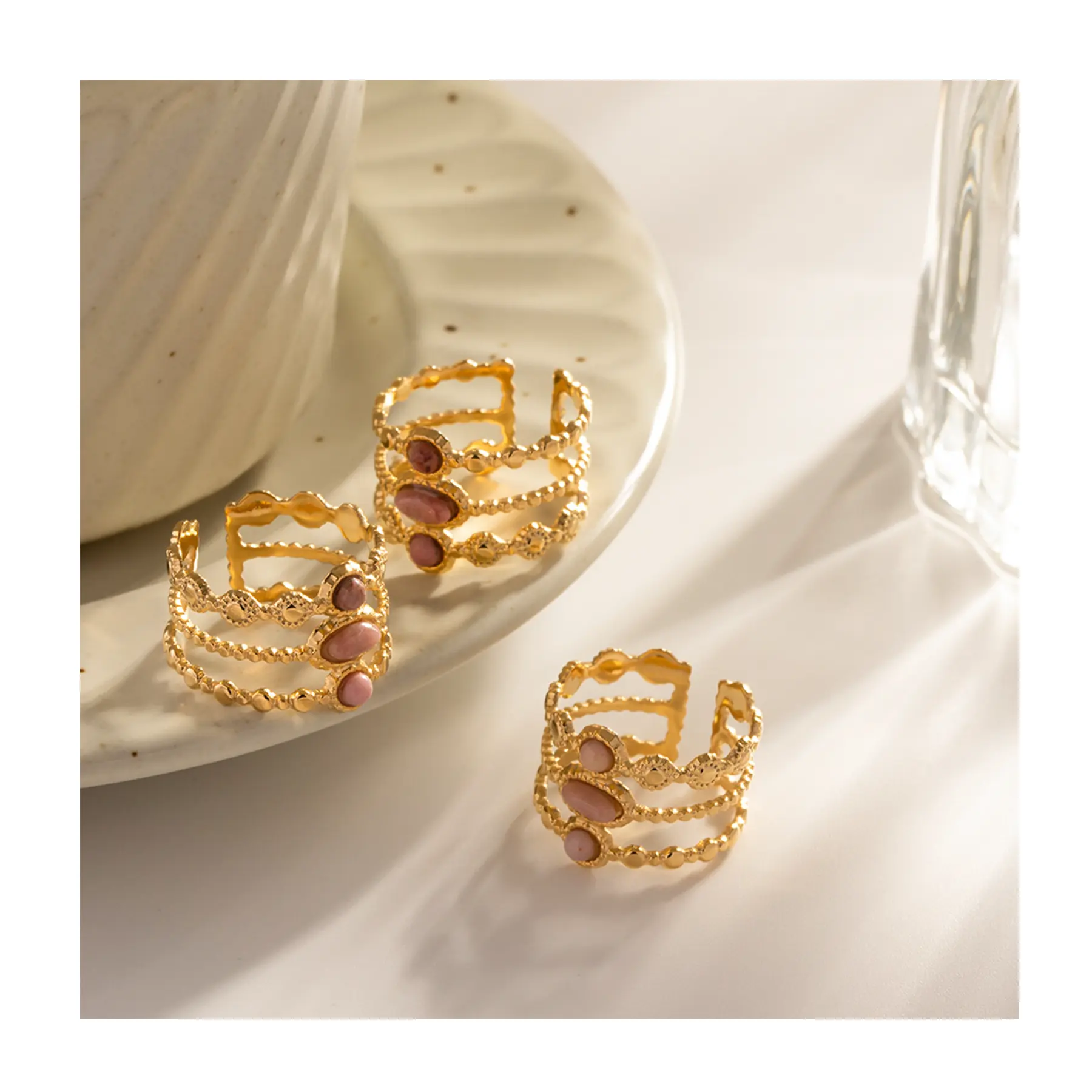 XIXI Vintage Luxus Edelstahl 18K vergoldet Damen drei Schichten unregelmäßig hohl Naturstein rot Modeschmuck Ringe