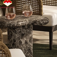Table d'appoint sculpturale Elowen en faux marbre Emperador foncé pour espaces intérieurs
