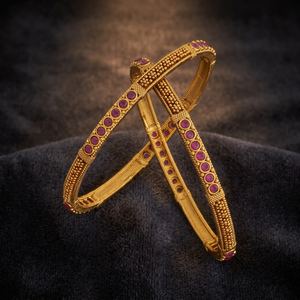 กำไลข้อมือทองคำประดับทับทิมสไตล์โบราณสำหรับงานแต่งงาน รุ่น 182607 - Product Image 2