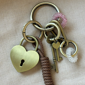 พวงกุญแจทองแดงแบบย้อนยุคดั้งเดิมพวงกุญแจล็อคกระเป๋าจี้โลหะสไตล์มิวเครื่องประดับแขวนเอวตกแต่งหนังวัว - Product Image 1