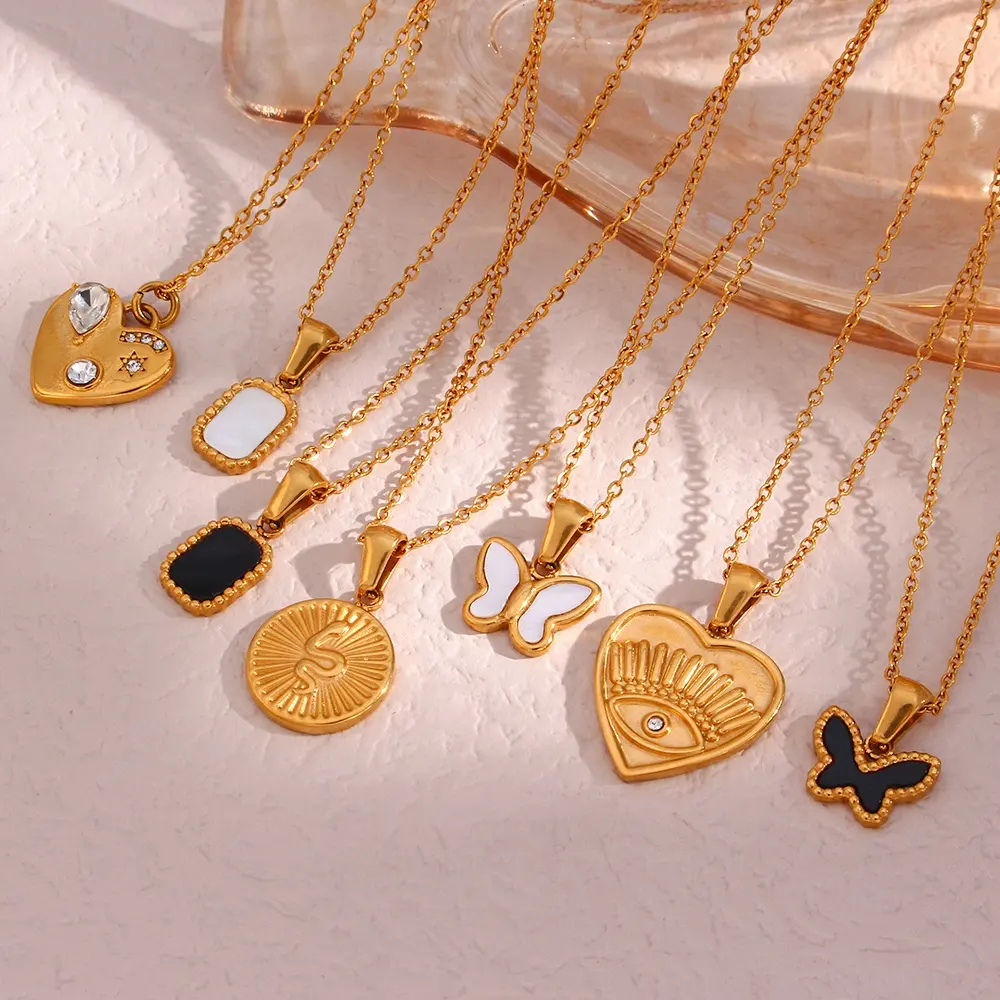Set di collana in acciaio inossidabile con pendente placcato in oro con cuore di serpente a forma di farfalla con zircone acrilico senza appannamento