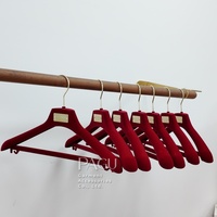 Cintres en velours floqué personnalisés pour femmes, robustes, avec crochets en acier, multifonctionnels, écologiques, pour rangement de vêtements, avec logo personnalisé