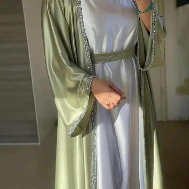 2023 diseños Eid Dubai islámico elegante modesto Abaya mujeres musulmán vestido interior Slip vestido Abaya conjunto diamante satén seda abierto Abaya