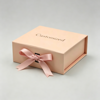 Boîte cadeau personnalisée élégante rose en carton rigide gris avec pelliculage mat, doublure en éponge, forme livre, emballage bougie, fermeture à ruban