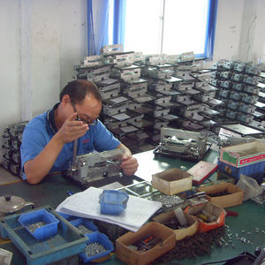 Dongguan เครื่องปั๊มลายนูนบัตรพลาสติกแบบตัวละครนูน70ชิ้นเครื่องทำบัตรพีพีวีซีการ์ด embosser - Product Image 5