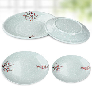 Plato redondo de imitación de porcelana con diseño de flor de ciruelo roja, plato poco profundo y duradero para hotel, plato para frutas, plato de plástico. - Product Image 1