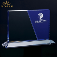 Edel glazen trofee met gegraveerde tekst en gekleurd glazen inzetstuk voor wedstrijden, cadeau, souvenir, erkenning of prijs.