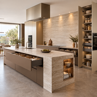 Cuisine Modulaire Moderne Sur Mesure Sans Poignées, Grand Îlot, Plan de Travail en Quartz de Luxe, Éclairage LED, Projet Complet pour Villa